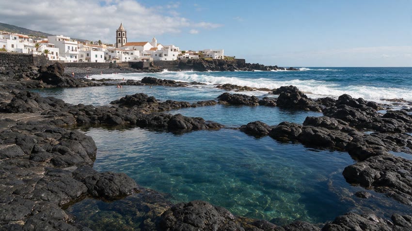 Piscines naturelles d'El Caletón creusées dans la lave noire, devant les maisons de Garachico