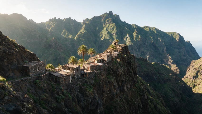 Le hameau de Masca accroché à son éperon rocheux au-dessus de la gorge, dans le massif du Teno