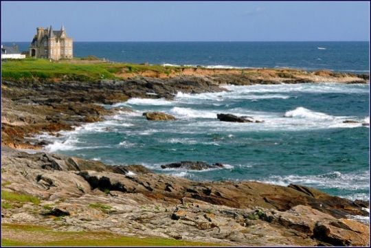 Le château Turpault dominant les rochers et les vagues de la Côte Sauvage, à Quiberon