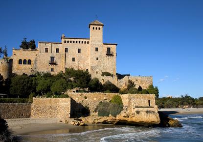 Le château de Tamarit, forteresse médiévale posée sur la plage, sur la côte de Tarragone
