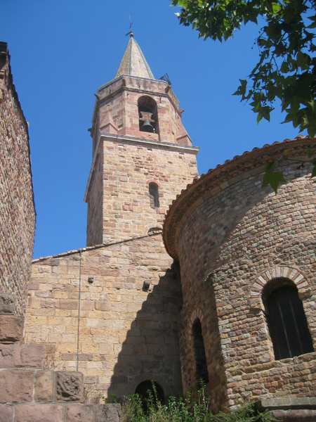Le clocher en pierre de la cathédrale Saint-Léonce de Fréjus et l'abside arrondie du groupe épiscopal