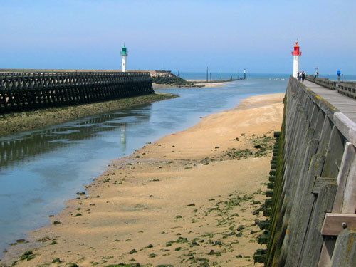 L'estuaire de la Touques à marée basse, entre les jetées et les phares de Trouville et de Deauville