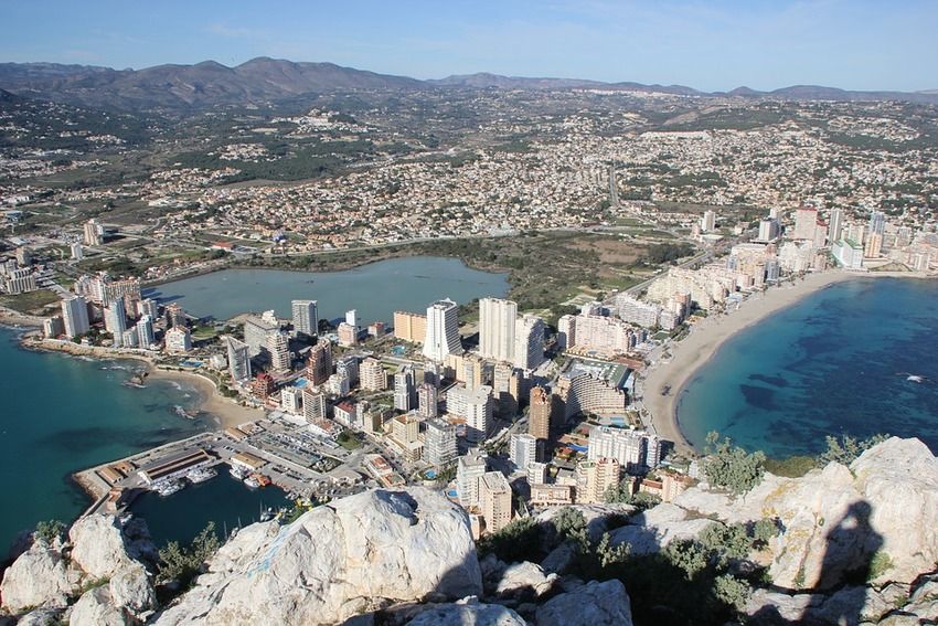 Vue depuis le sommet du Peñón d'Ifach : le port de Calpe à gauche, la lagune des salines au centre et la plage de la Fossa à droite