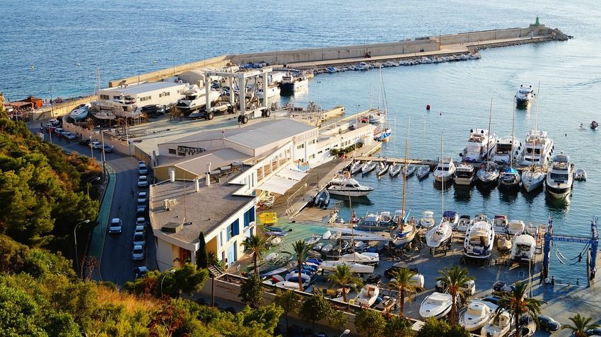Le port de Calpe vu d'en haut : la digue, le phare, les bateaux de plaisance et les hangars de la criée