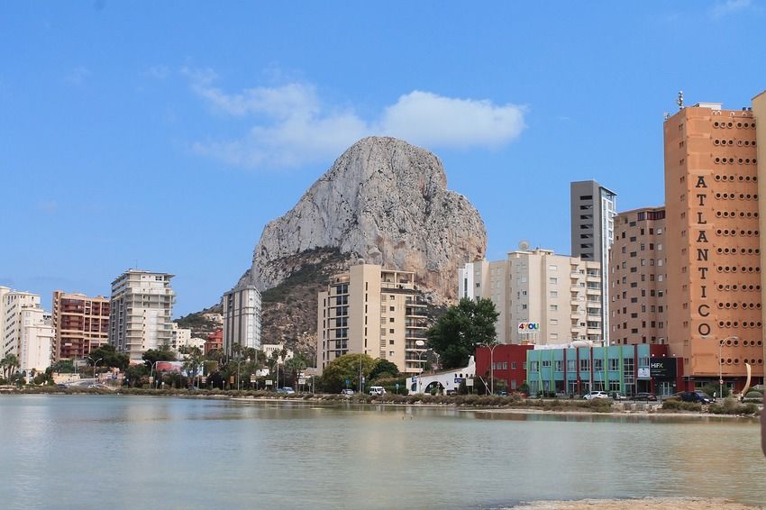 La lagune des salines de Calpe au premier plan, les immeubles du front de mer et le Peñón d'Ifach derrière