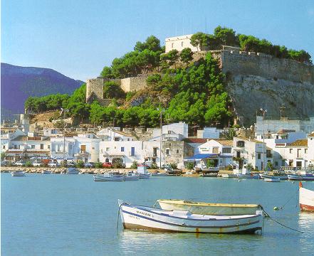Maisons blanches de Baix la Mar et barques de pêche au pied du château de Dénia