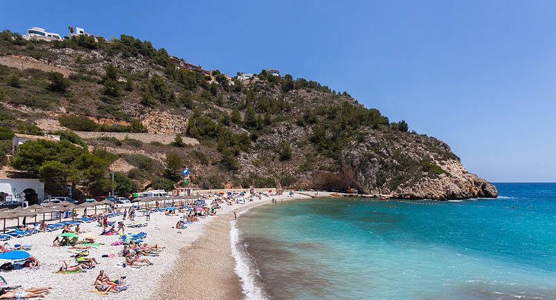 La cala de la Granadella à Jávea, crique de galets blancs et eau turquoise entre les falaises boisées