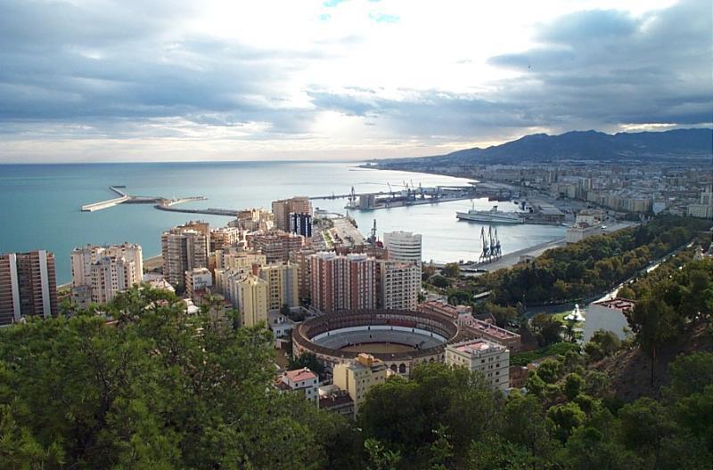 Málaga vue du château de Gibralfaro : les arènes, le port et la baie