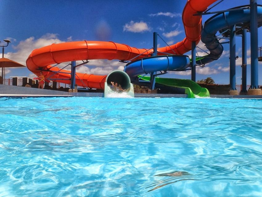 Toboggans géants au-dessus de la piscine d'un parc aquatique