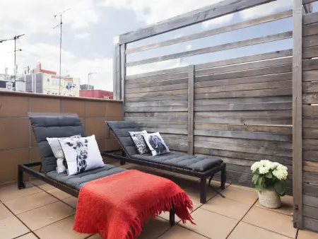 Location appartement à Barcelone, Triplex avec Terrasse Privée, Piscine, et Parking à Gràcia, Barcelone