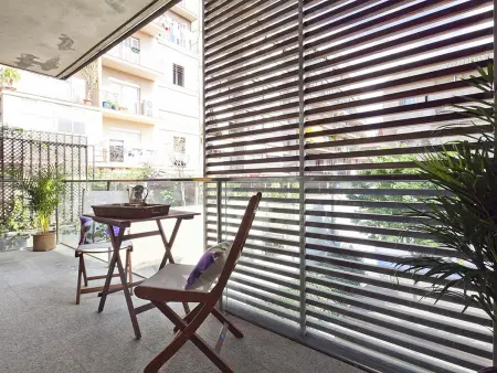 Location appartement à Barcelone, Appartement Exécutif Central avec Balcon, 3 Chambres, Climatisation et Parking en Option