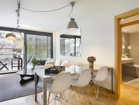 Appartement de 90m² avec 3 chambres, balcon et parking privé dans le centre de Barcelone - Photo 4