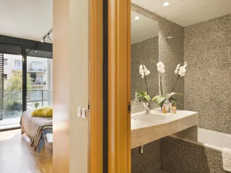 Appartement de 90m² avec 3 chambres, balcon et parking privé dans le centre de Barcelone - Photo 5