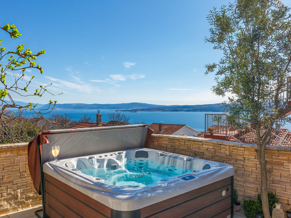 Maison Maro à Dramalj : vue mer et jacuzzi - Photo 1