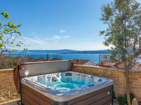 Maison Maro à Dramalj : vue mer et jacuzzi