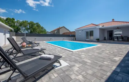 Location maison à Gornje Rastane