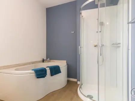 Grande maison 5 chambres à la campagne, animaux admis, parking, internet inclus, proche Mont St-Michel - Photo 15
