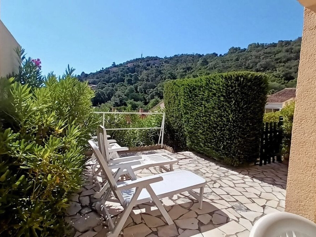2P rez-de-jardin avec piscine à Cavalaire-sur-Mer - Photo 11