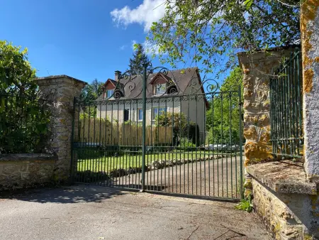 Location gite à La Chartre sur le Loir, Grande Maison en Bord de lEau avec Jardin - 6 Chambres, Proche Commerces