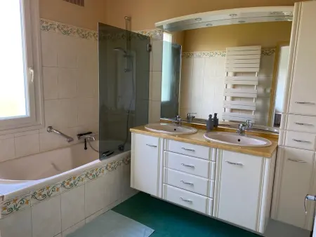 Gîte 6 chambres en village avec parking fermé - Photo 17