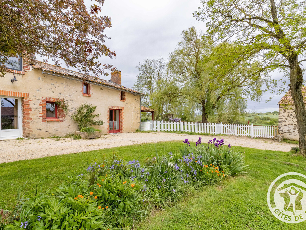 Gîte en pierre avec jardin 250m² et vue campagne, Montilliers - Photo 1