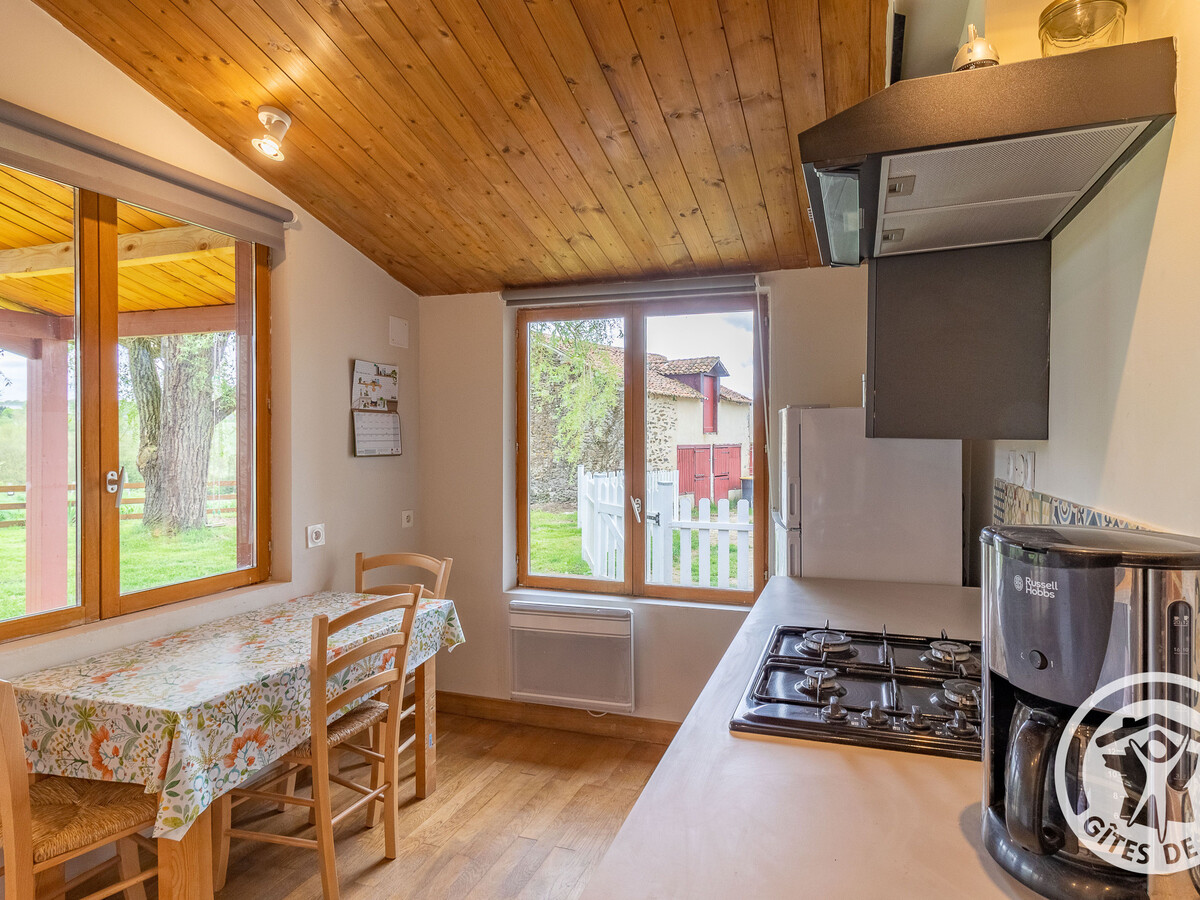 Gîte en pierre avec jardin 250m² et vue campagne, Montilliers - Photo 10