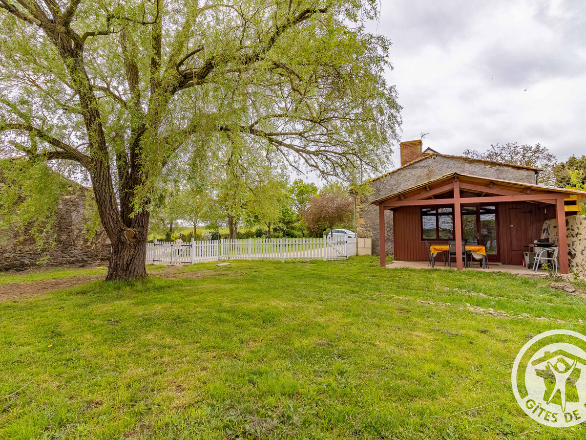 Gîte en pierre avec jardin 250m² et vue campagne, Montilliers - Photo 17