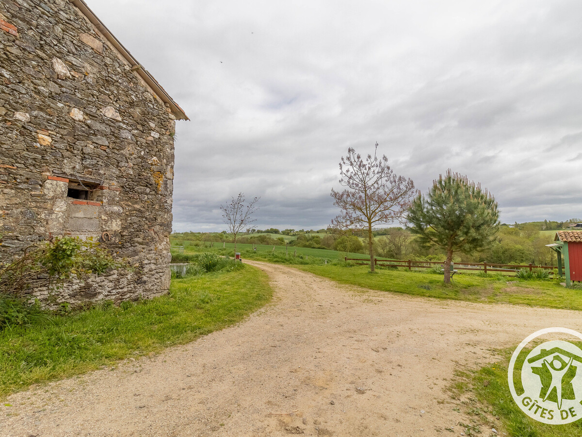 Gîte en pierre avec jardin 250m² et vue campagne, Montilliers - Photo 29
