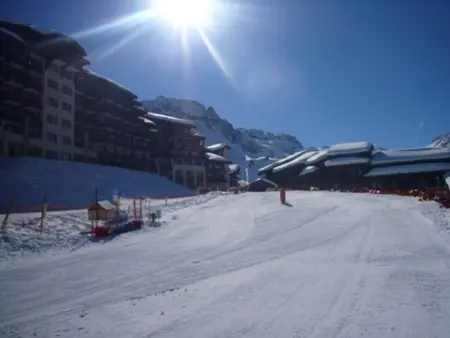 Studio 24m² ski aux pieds · Piscine chauffée : photo 6