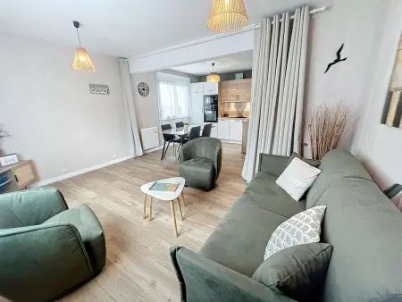 Location appartement à Jullouville, Bel appartement rénové au cœur de Jullouville, 100m de la plage, 1 chambre, 4 couchages, parking privé