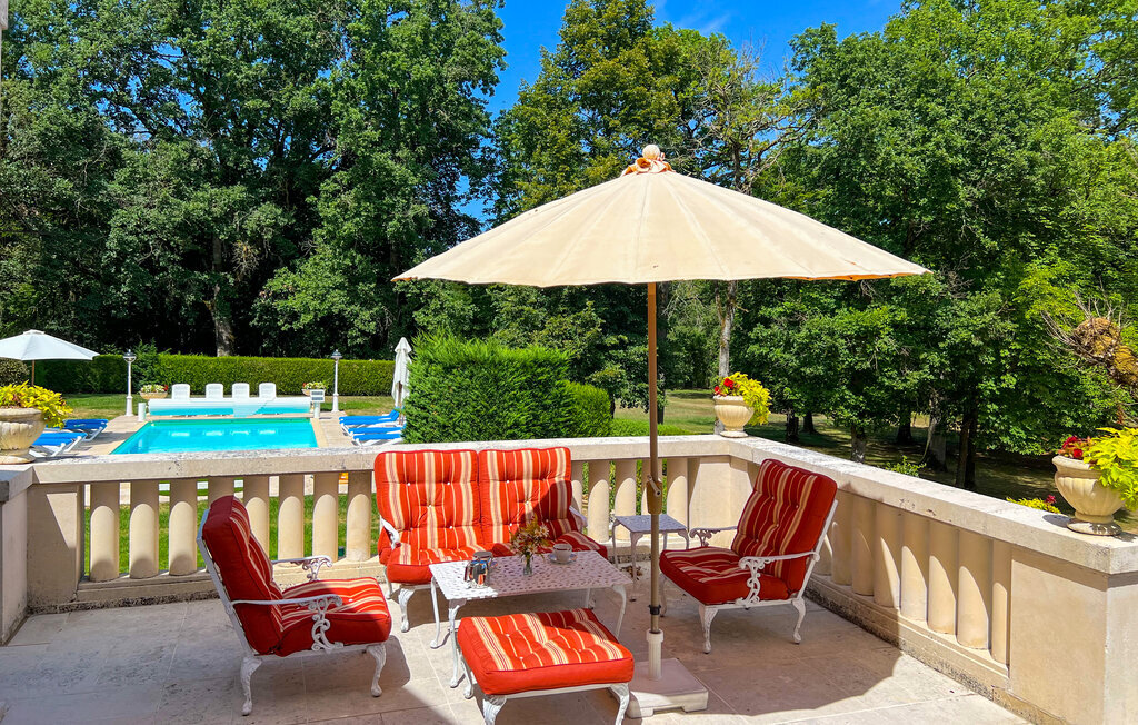 Château du 19e siècle avec piscine chauffée à Lencloître - Photo 2