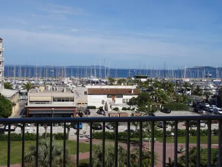 Location appartement à Hyères, Hyères Port : Duplex climatisé, 6 pers, vue mer, parking