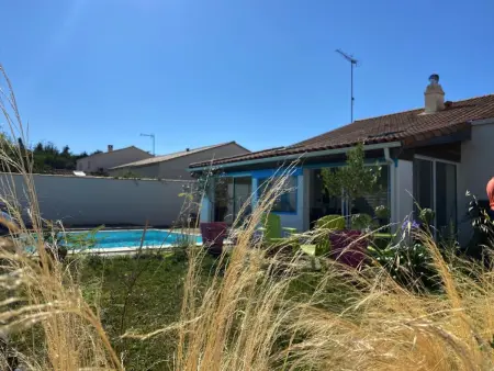 Location maison à Longeville sur Mer, Maison avec piscine privée, près de la plage, à Longeville-sur-Mer