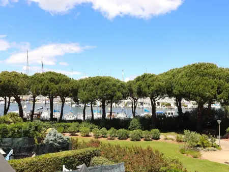 Studio cabine Port Camargue, piscine et terrasse vue port : photo 2