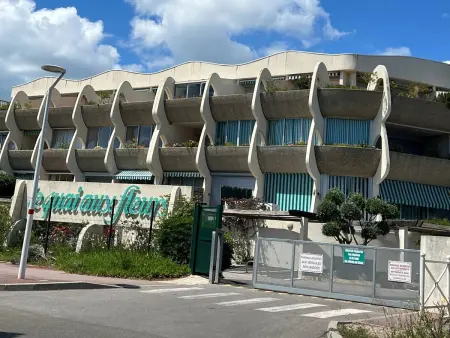 Studio cabine Port Camargue, piscine et terrasse vue port : photo 13