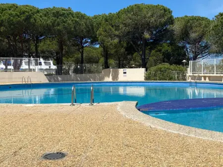 Studio cabine Port Camargue, piscine et terrasse vue port : photo 15