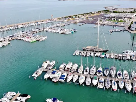 Studio cabine Port Camargue, piscine et terrasse vue port : photo 22