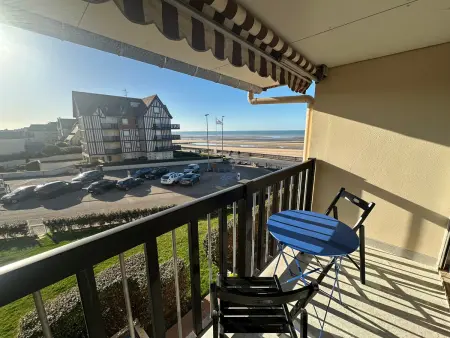 Location appartement à Cabourg, Appartement 3 pièces en front de mer avec balcons, à Cabourg, proche centre-ville.