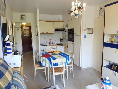 Charmant T2 avec Balcon, à 2 Pas de l'Hippodrome de Cabourg, Parking Privatif : photo 3