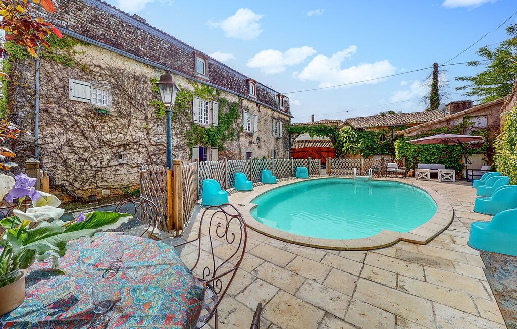 Maison Pierre 250m² avec Piscine Privée à Couhe - Photo 1