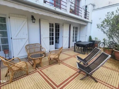 Location appartement à Saint Jean de Luz, Saint-Jean-de-Luz : Appartement avec Terrasse, 2 Ch. et Parking au Cœur Historique