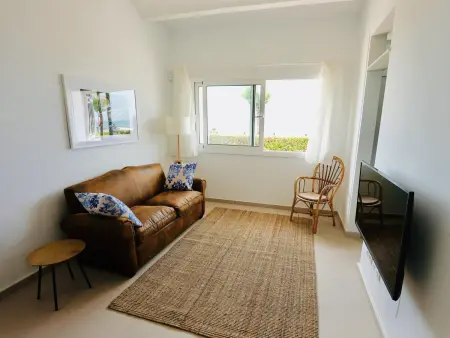 Appartement front de mer rénové, 10 m de la plage : photo 2