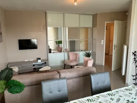 Location appartement à Cabourg, Appartement Moderne près de la Plage et du Centre - 2 Chambres, Balcon, Parking, Animaux Acceptés