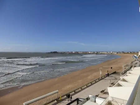 Appartement 2 chambres accès direct plage Saint-Gilles : photo 18