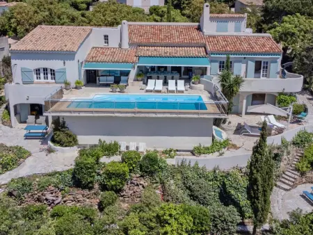 Location villa à Les Issambres, Villa de luxe avec piscine chauffée et vue mer