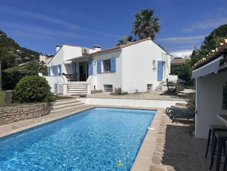 Location villa à Les Issambres, Villa rénovée avec piscine chauffée, 200m des plages, 7 pers, clim, wifi, parking