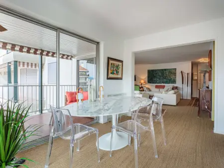 Appartement moderne en centre-ville avec balcon et parking à 400m de la plage : photo 2