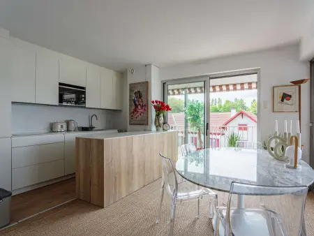 Appartement moderne en centre-ville avec balcon et parking à 400m de la plage : photo 6