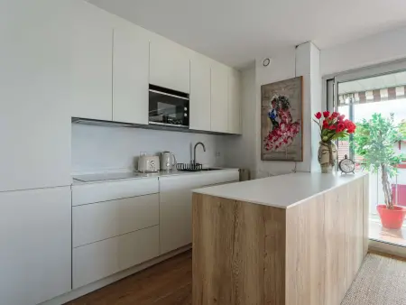 Appartement moderne en centre-ville avec balcon et parking à 400m de la plage : photo 7
