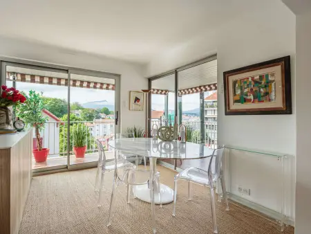 Appartement moderne en centre-ville avec balcon et parking à 400m de la plage : photo 8